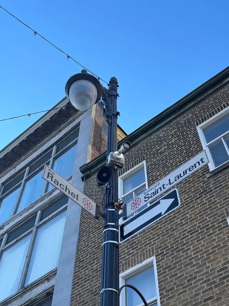Installed high up, it covers zones of up to 30 meters