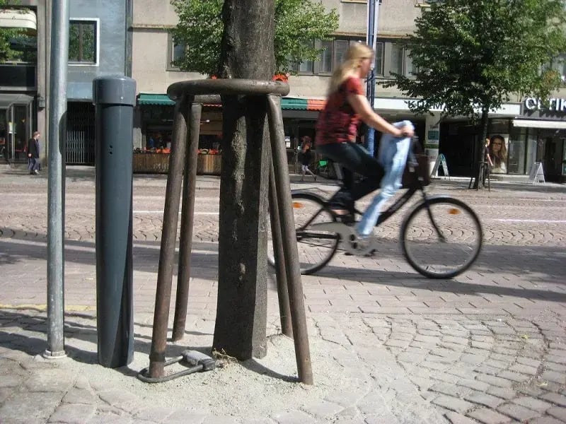 Discreet, the pedestrian, cyclist and scooter counter blends into the urban environment.
