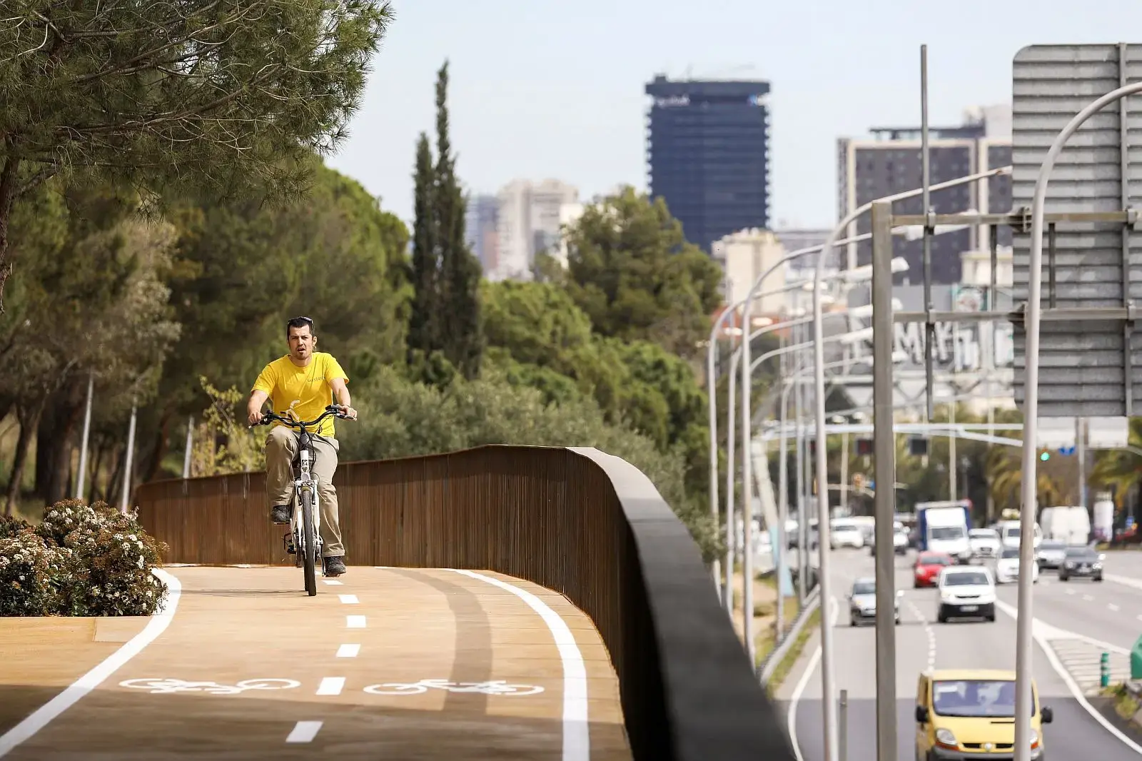 Closing the gaps: how metropolitan data helps Barcelona build safer daily cycling corridors ?